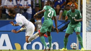 vory Coast's Giovanni Sio commits a foul on Greece's Georgios Samaras during their 2014 World Cup Group C soccer match at the Castelao arena in Fortaleza June 24, 2014. (Reuters)