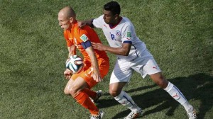 Arjen Robben of the Netherlands (L) is challenged by Chile's Gonzalo Jara during their 2014 World Cup Group B soccer match at the Corinthians arena in Sao Paulo June 23, 2014. (PAULO WHITAKER/REUTERS)